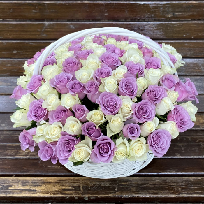 101 белая и сиреневая роза в корзине